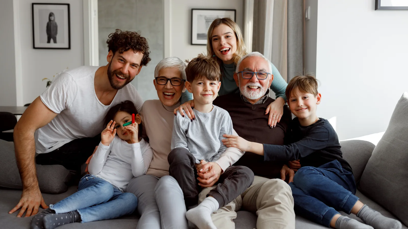 Família reunida em casa
